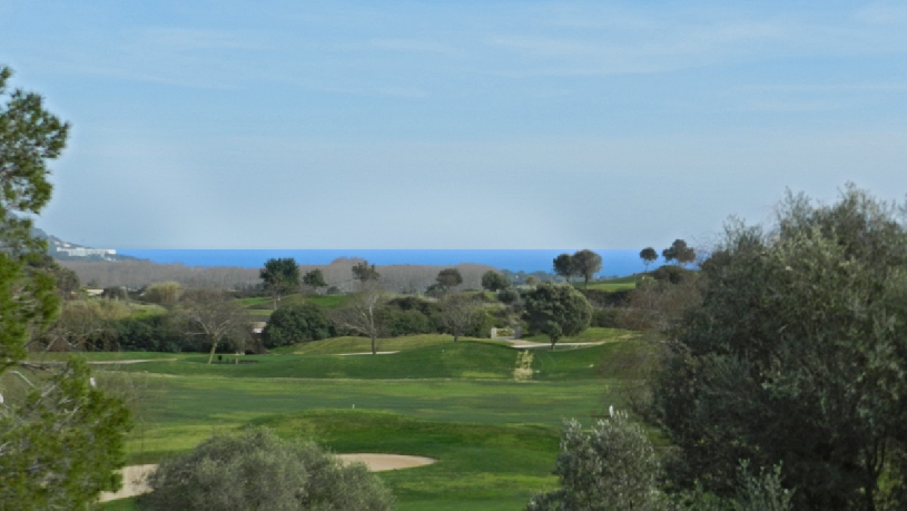 Spanien, Mallorca, Golfimmobilie mit Blick auf das Fairway - 01