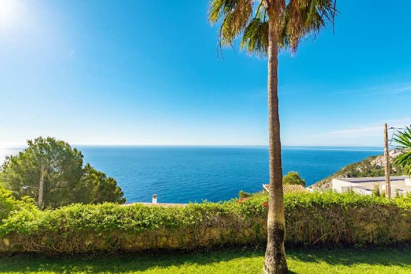 Spanien, Mallorca, Luxus-Golfvilla mit Pool und Meerblick - 01